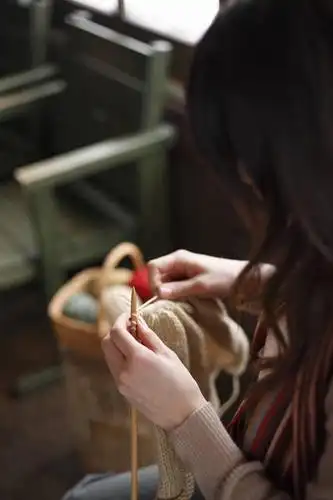 东方人,一个人,坐,交叉,竖图,俯视,室内,白天,毛衣,竹子,亚洲,仅一个