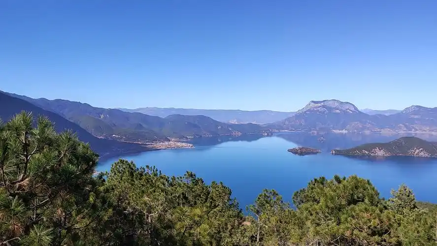 晴天的泸沽湖全景