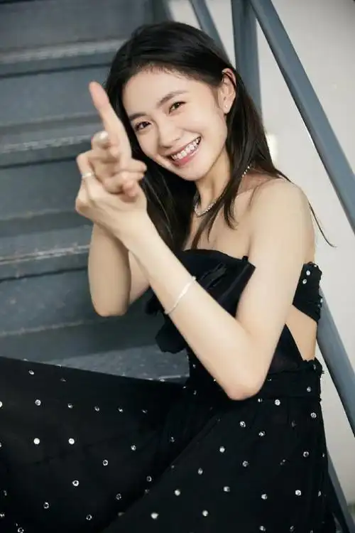 刘浩存真是"清纯谋女郎",抹胸裙侧面还镂空,但身材看着不太瘦_网易