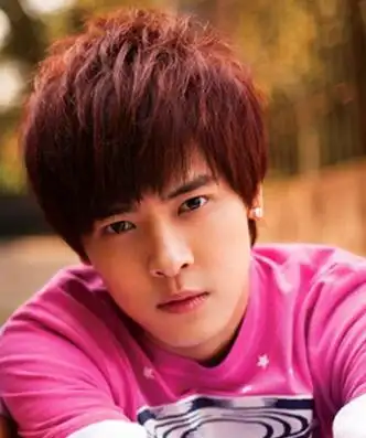 适合男生酒红色头发图片 酒红色发型更潮流