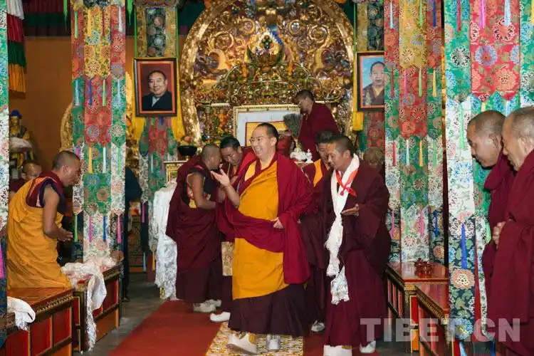 图为十一世班禅在噶举寺与僧人交流 摄影:郑朔