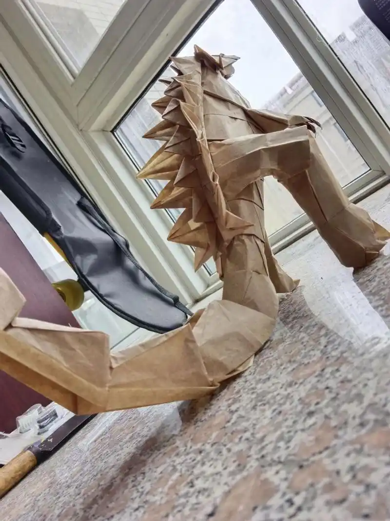 折纸哥斯拉  用大号的纸折真的太爽了,用高达一起拍一下吧,尾巴和背鳍