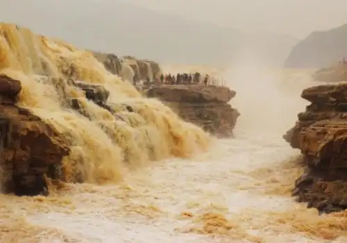 我神州称中华山川美可入画 黄河奔 长江涌长城长珠峰耸 这两句话讲到