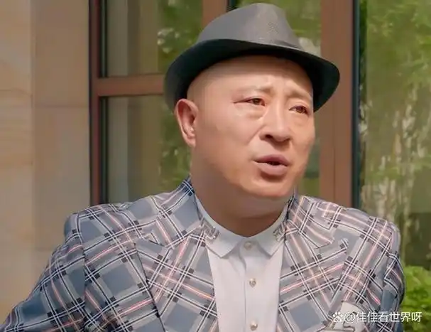 刘小光因出演《乡村爱情》里赵四一角走红,可以说刘小光用他那滑稽的