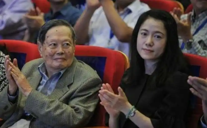 翁帆医院产下一子,43岁翁帆哭着说出了