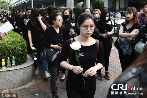 乔任梁追悼会粉丝痛哭拿白花寄哀思警察维持秩序