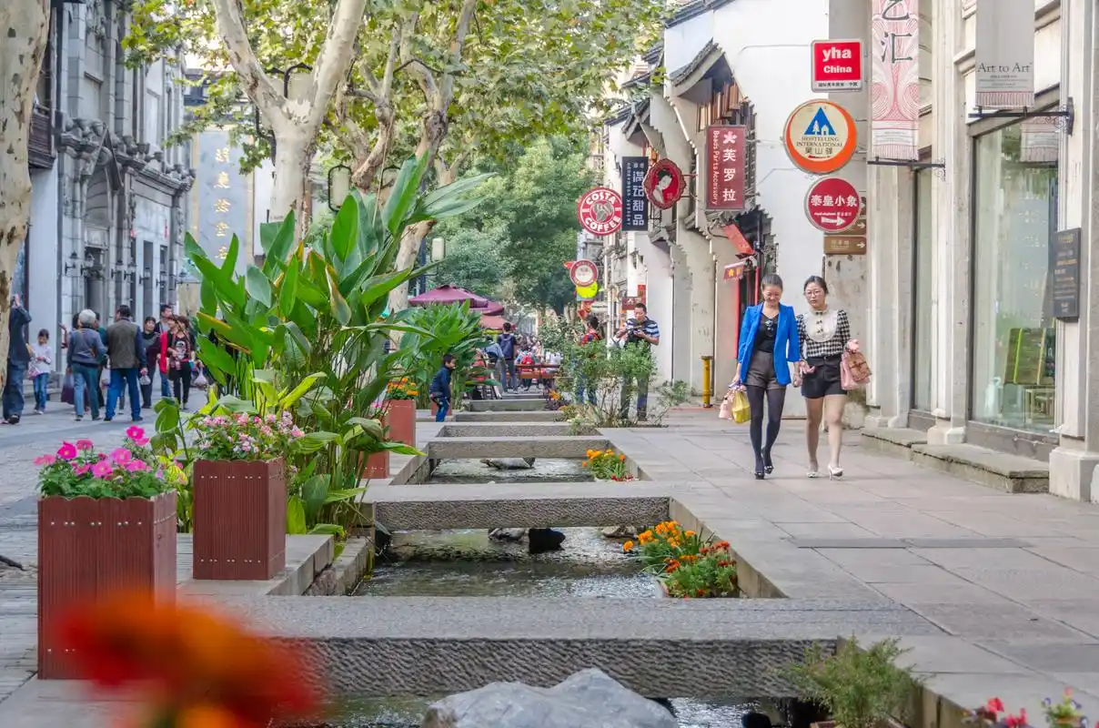 杭州800多年的中轴线,重修后成了最热门休闲街区