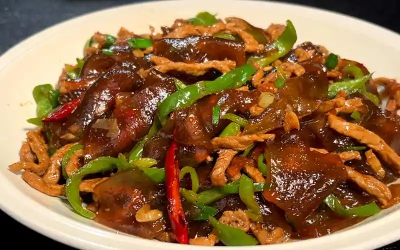 2块钱的肉丝加3张拉皮,简单炒一炒,口感爽滑,下酒又下饭