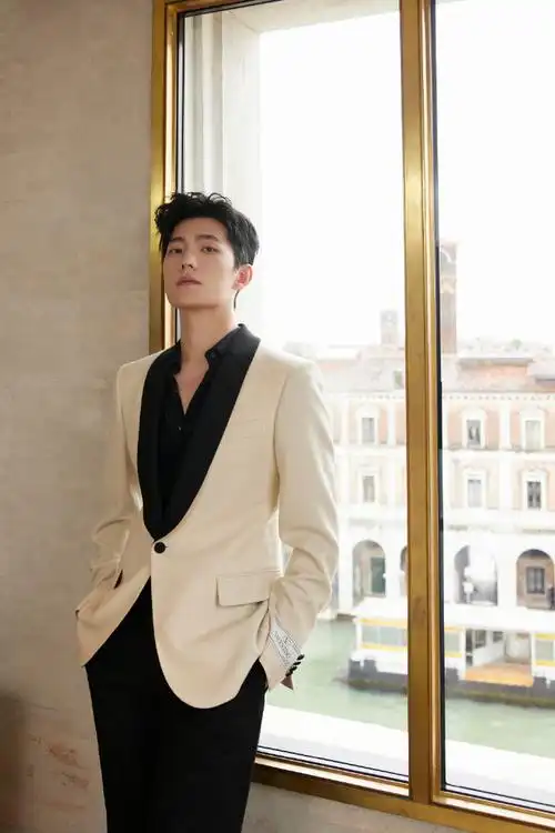 杨洋白西装好贵气##杨洋白西服撑伞大片