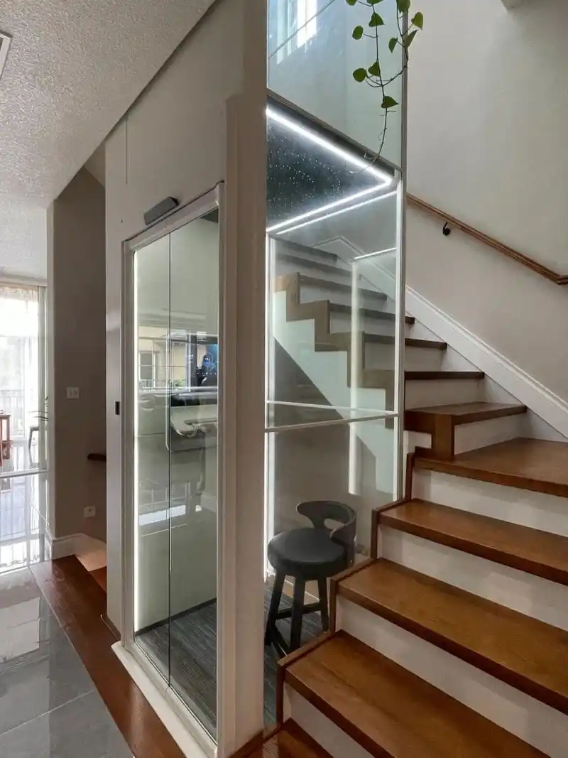 92 白色电梯也非常符合家中的整体基调 点缀上木质楼梯踏板与米黄