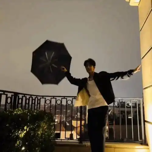 哥哥日常和上班真的差好多……|肖战_新浪新闻