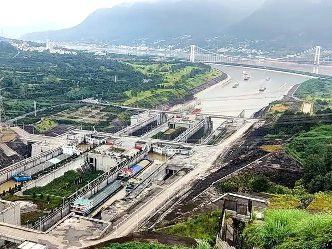 坛子岭上俯瞰三峡大坝全景.