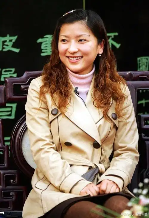 央视主持孙小梅:曾被万人追捧,嫁小丈夫婚姻幸福,儿子成她骄傲