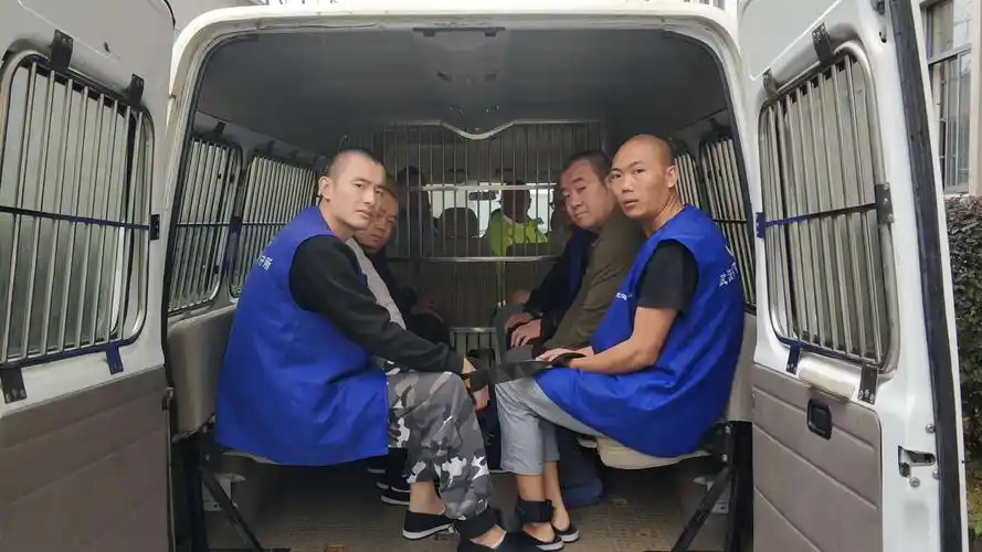 东新分局看守所今日押解17名罪犯入监狱服刑