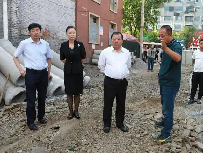 7月15日下午,县委书记陈旭升,县委副书记,县长庄亚男来到站前社区一期