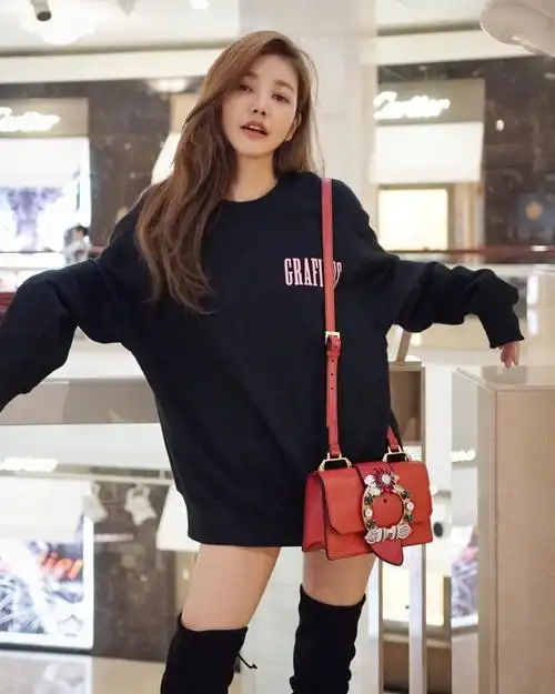 许路儿超会搭红包包!衣服颜色少一点 瞬间减龄20岁