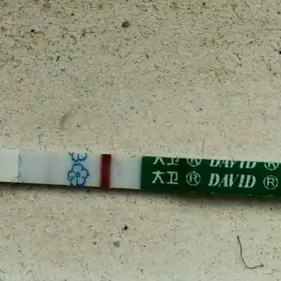 验孕试纸显示弱阳,去医院抽血没有怀孕,怎麼回事啊,有这样的情况的亲