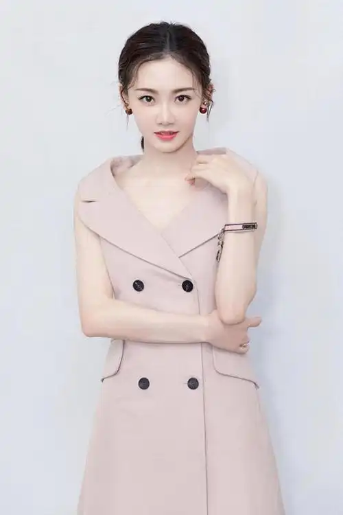 郑恺老婆苗苗又惊艳到国外去了穿黑色纱裙配盘发我给100个赞