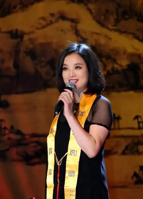 歌手白雪:有过一段婚姻,44岁收获"姐少恋"