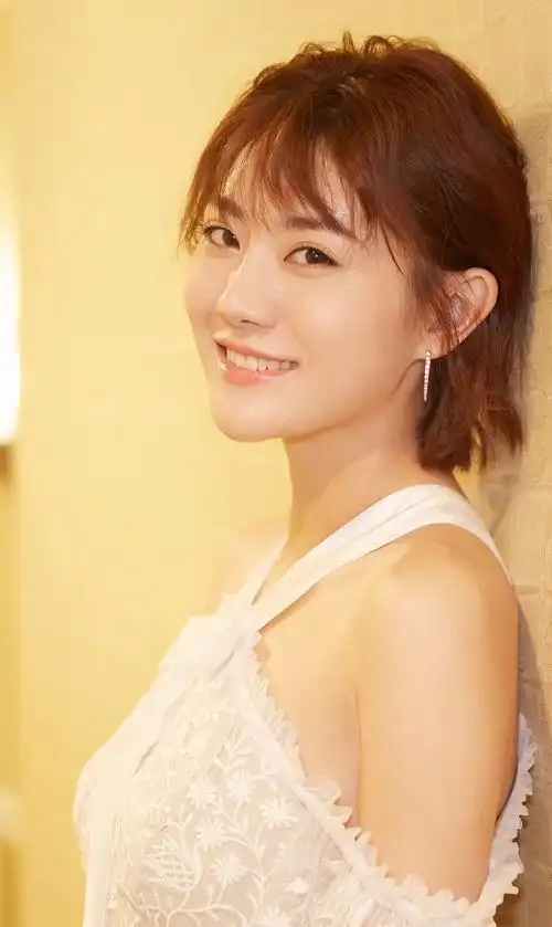 牟星精美壁纸:面容精致,笑容娇俏,眼神妩媚动人