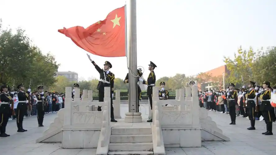 迎着朝阳,国旗护卫队迈着坚毅的步伐来到升旗台前,在庄严的国歌声中