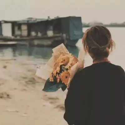 男女捧花情侣头像男女手拿花的情侣头像唯美图片