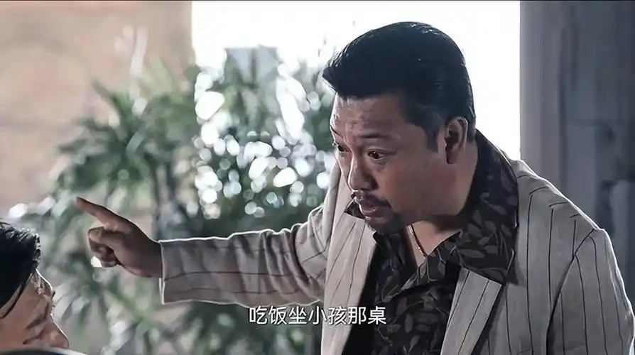 不得不说,贾冰承包了《狂飙》里大半的笑点,硬生生把正剧当成喜剧看.