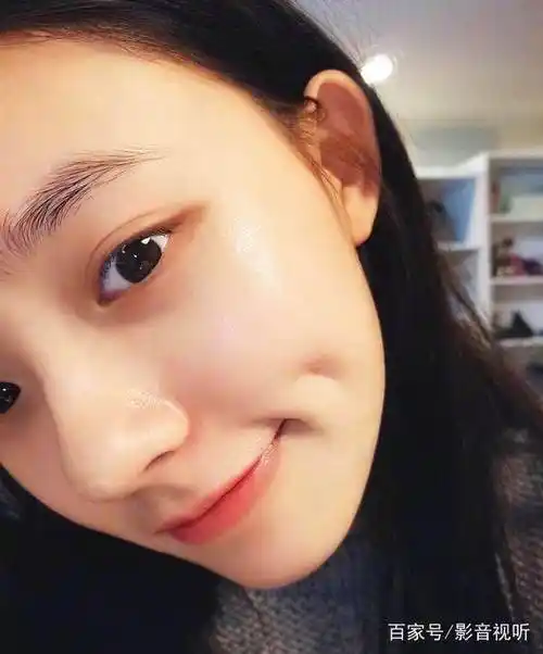 林允虽不是圈内的顶级美女,但这素颜照绝对是过关的,加上甜美酒窝青春