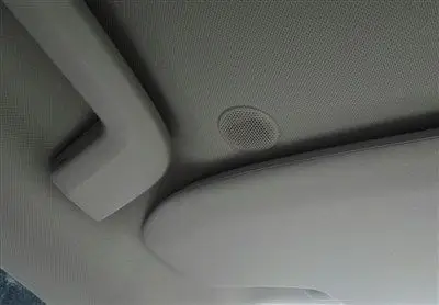 注意到驾驶位头顶,左边遮阳板后侧,有一个直径3