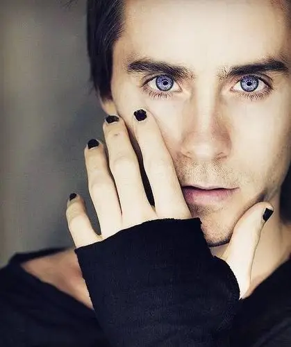 男生涂黑色指甲油真的帅啊