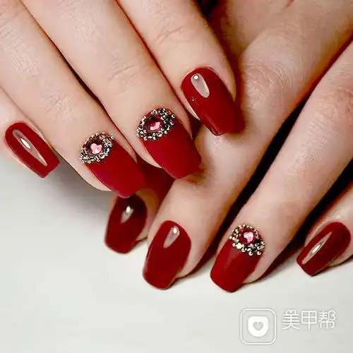 红色钻简约新娘新年方圆形16年新娘甲排行榜红色镶钻美甲美甲图片