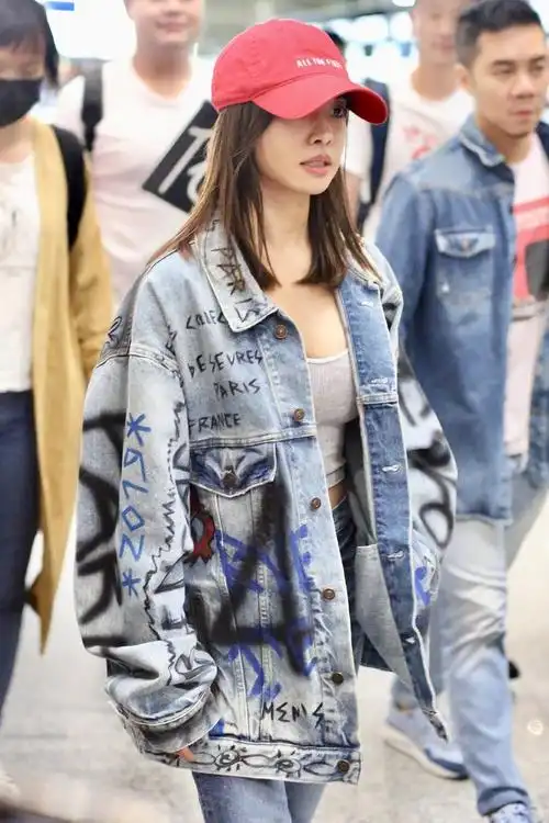 最近蔡依林的一组机场街拍中,她选择了一组牛仔搭配出行,非常嘻哈潮流