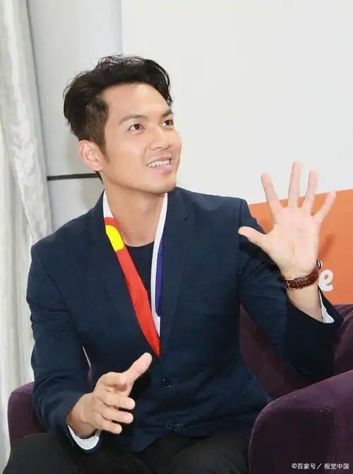 钟汉良现身菜市场,外貌变化引发关注与讨论