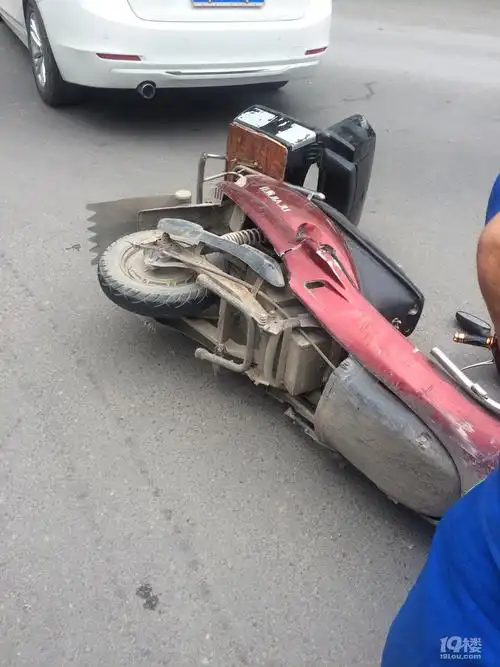 爆料轿车被走机动车道的电瓶车刮擦心痛宝马车车主