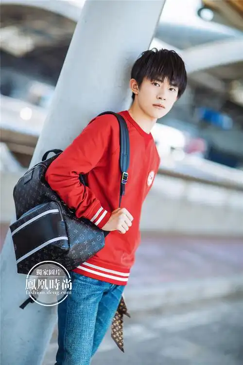 独家街拍|易烊千玺启程丹麦 全身被lv承包