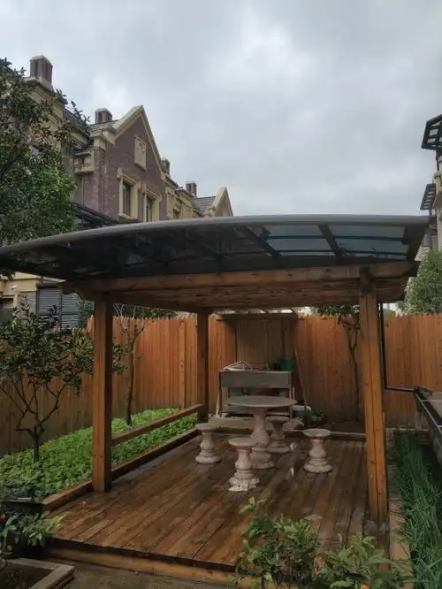 庭院里种的花最怕风吹雨打搭建雨棚真不错