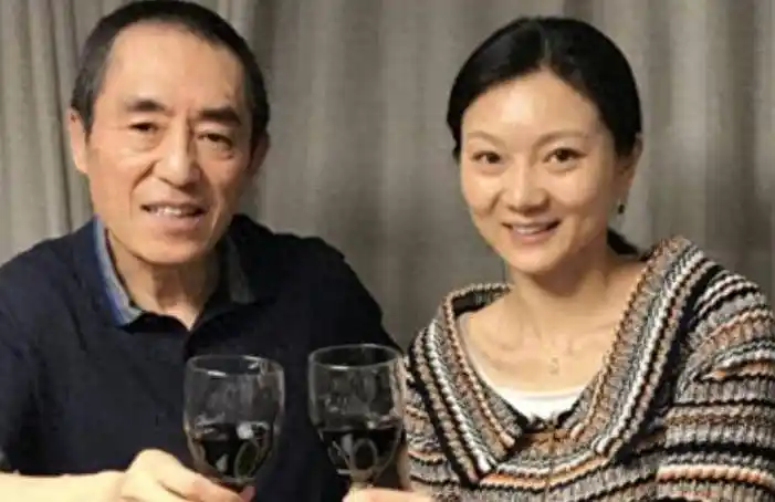 张艺谋罕见秀恩爱,力破离婚传言,73岁的大导演甜蜜注视妻子陈婷_关系