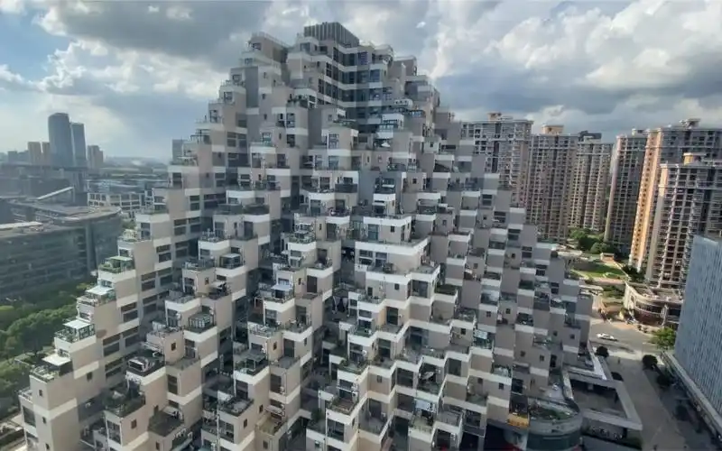 实拍苏州昆山金字塔大楼