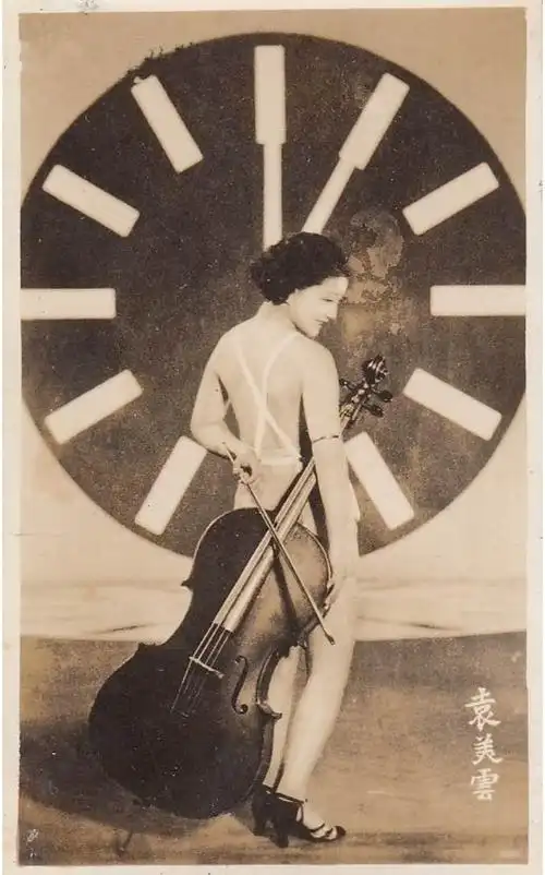 1932年出演处女作《小女伶》,素有"小女伶"之称.