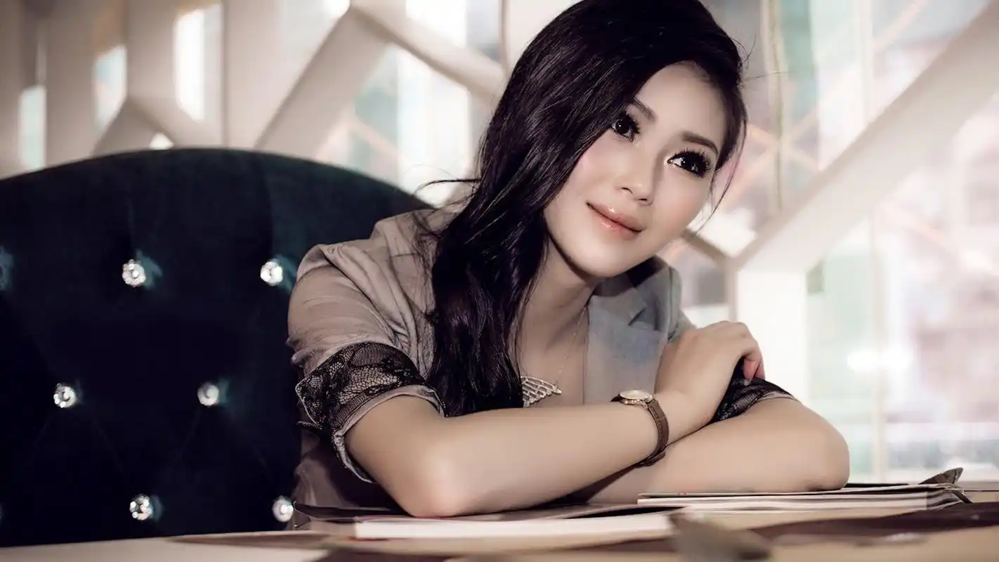 美女高清大图桌面壁纸之养眼美人