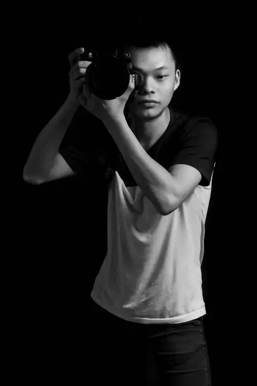 重庆90后网络歌手小毅转行做摄影师进入影视圈