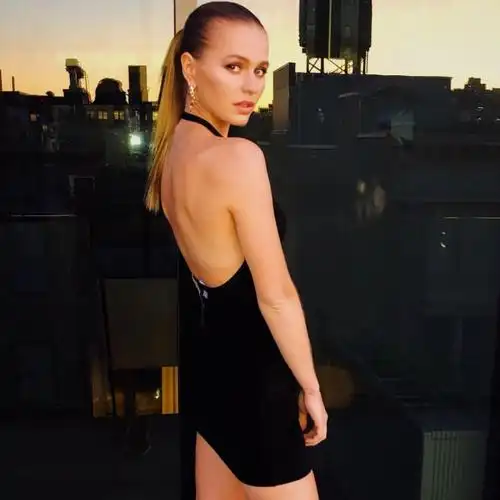 7年过去了,mallory edens少了几分青涩,多了几分成熟.