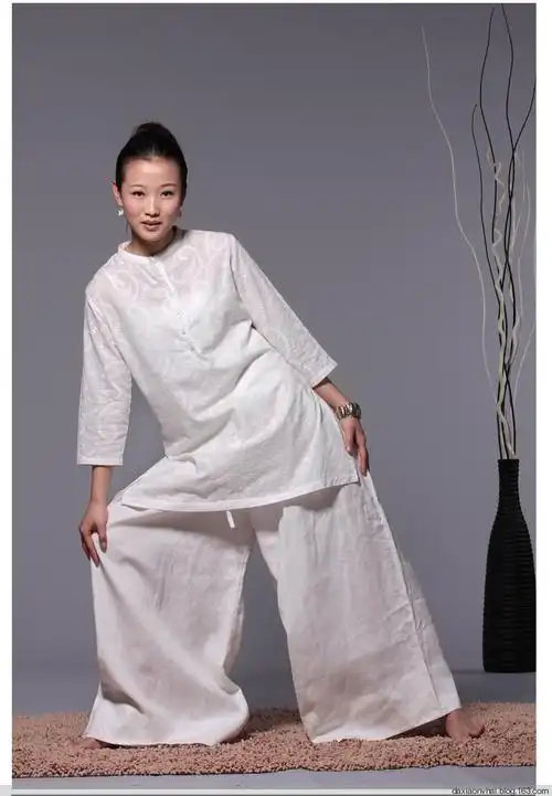 孝女身穿肥大的孝服练功