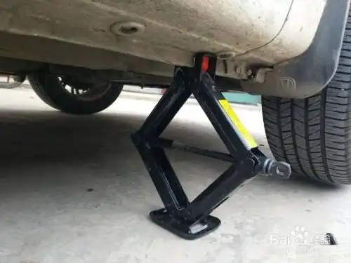车载手摇千斤顶怎么用图解
