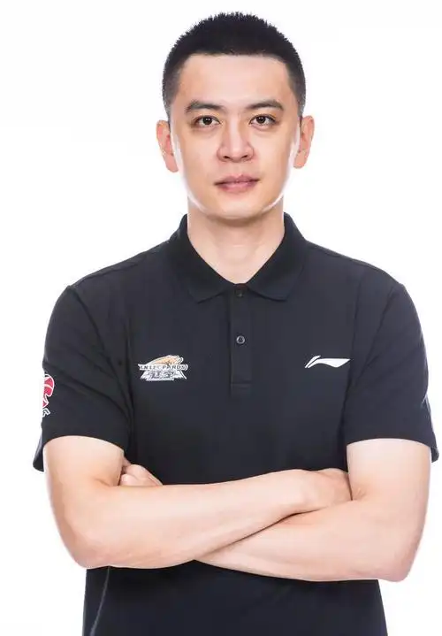 p>杨鸣,1985年7月31日出生在辽宁省大连市,前中国职业篮球运动员,司