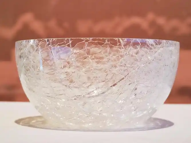 唐五代冰裂纹玻璃碗.浙江绍兴博物馆藏__财经头条