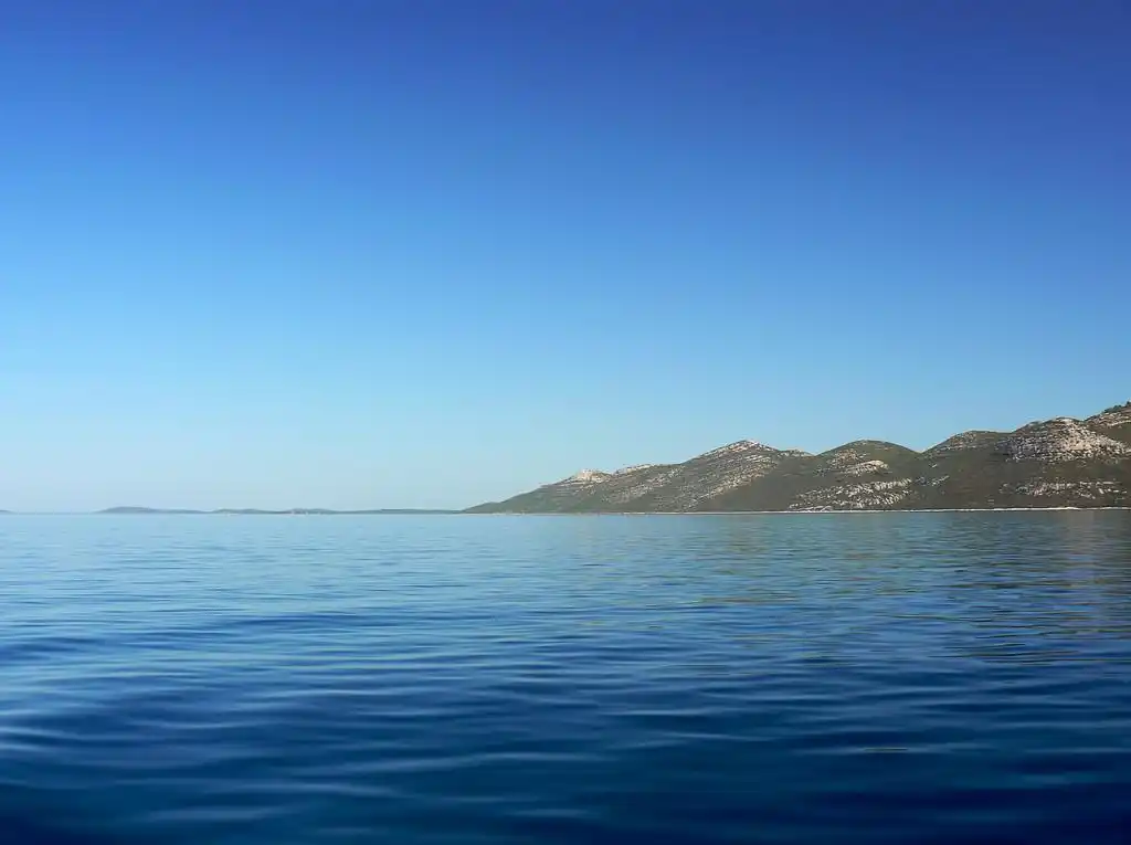在海的境域,眺望大海,在距离和海的波浪,前景中的小岛和半岛直立在