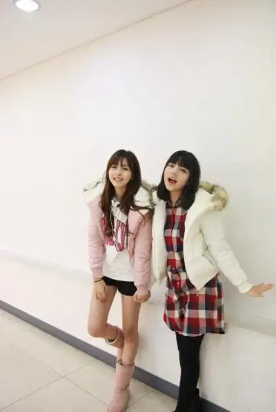 fdaf2ecab7a9842e7f3e6fb4,可爱 青春,姐妹