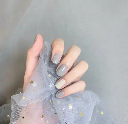 简约款纯色干净美甲图