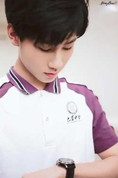 25日,张真源现身巴蜀中学高中毕业照拍摄,素颜顺毛小张穿着校服出现